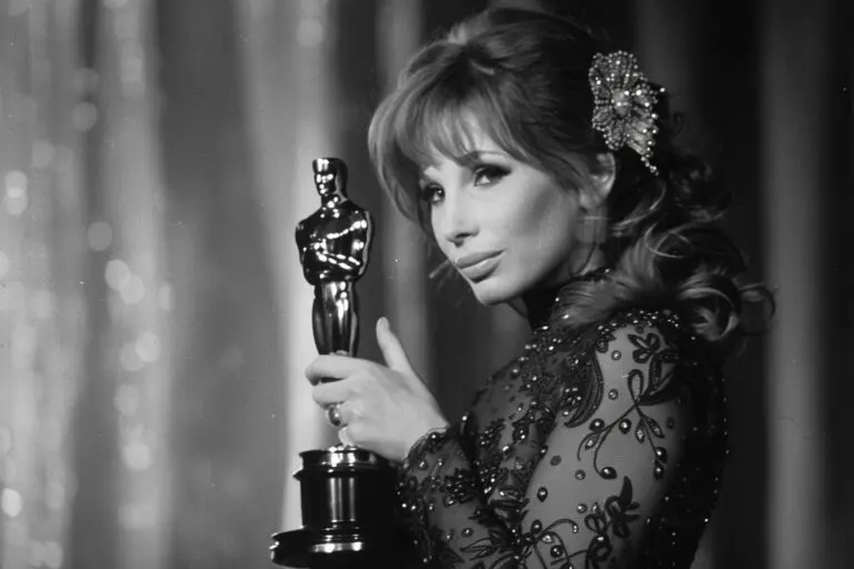 Découvrez Barbra Streisand : icône de la musique et du cinéma, sa vie et son œuvre